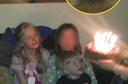 英国北威尔斯家庭生日会上竟拍到男孩鬼影_灵异鬼话_玛丽人