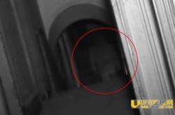 英国灵异节目电视台摄制队在南约克郡闹鬼大宅探险时拍摄到半透明人影_灵异鬼话玛丽人