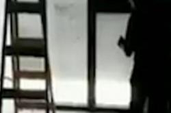 梯子突然诡异自行移动吓到男子_灵异鬼话玛丽人