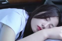 男朋友总是想让你趴身上睡的原因，表达爱意/性欲/保护欲 -百科