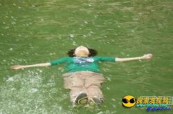 公园惊现女“浮尸”打捞时竟然复活！_灵异鬼话玛丽人
