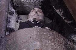 吸血鬼真的存在！死者墓中被挖走心脏_灵异鬼话玛丽人