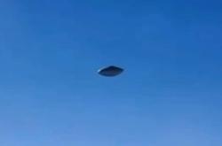 美乘客在飞机上拍到疑似UFO画面，飞碟呈圆盘状，迅速加速消失