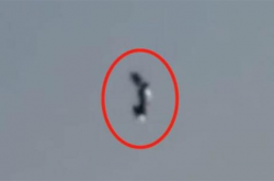 香港市民拍到UFO，呈银灰色悬浮在空中，难道外星人要来了？