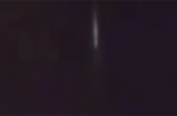 成都夜空再现UFO？长尾巴的绿光划过天际，瞬间消失。