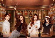 举杯畅饮的姐姐们