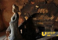 千年僵尸重生之后喊饿 恐怖盗墓人割肉逃生_灵异鬼话