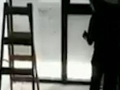梯子突然诡异自行移动吓到男子_灵异鬼话