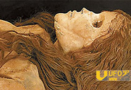 千年女尸古墓中复活喊饿 盗墓贼惨被剥脸_灵异鬼话