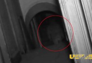 英国灵异节目电视台摄制队在南约克郡闹鬼大宅探险时拍摄到半透明人影_灵异鬼话_UFO发现网