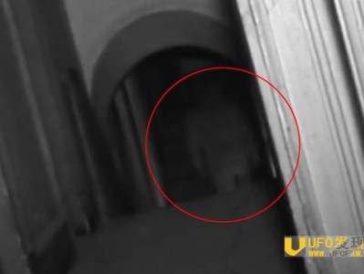 英国灵异节目电视台摄制队在南约克郡闹鬼大宅探险时拍摄到半透明人影_灵异鬼话