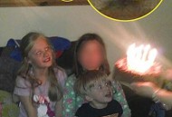 英国北威尔斯家庭生日会上竟拍到男孩鬼影_灵异鬼话