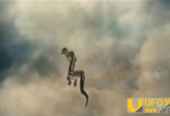 世界上有龙吗？ 真龙现身劈死害人老狐狸_灵异鬼话