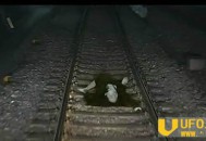 日本地铁灵异事件：她是谁为何长得跟我一样？_灵异鬼话