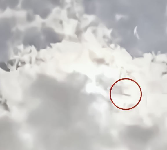 美国日全食期间惊现UFO，网友：这艘飞碟正在执行任务！