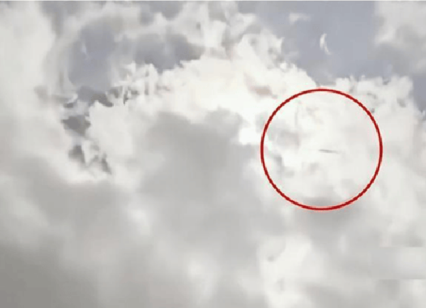 美国日全食期间惊现UFO，网友：这艘飞碟正在执行任务！