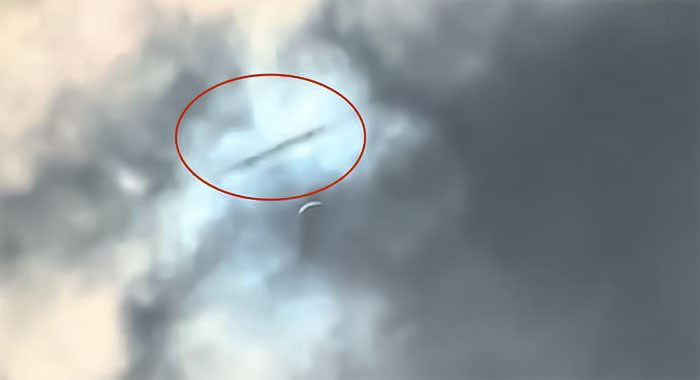 美国日全食期间惊现UFO，网友：这艘飞碟正在执行任务！