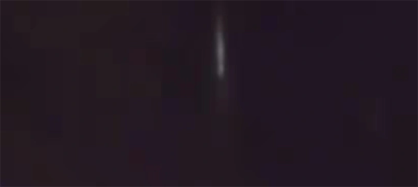 成都夜空再现UFO？长尾巴的绿光划过天际，瞬间消失。