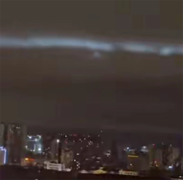 成都夜空再现UFO？长尾巴的绿光划过天际，瞬间消失。