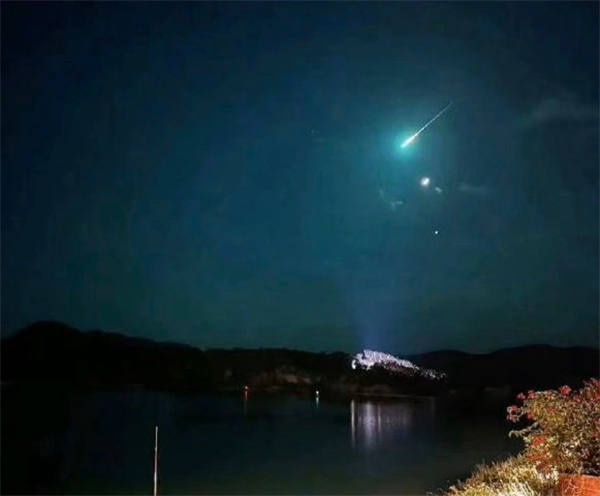 成都夜空再现UFO？长尾巴的绿光划过天际，瞬间消失。