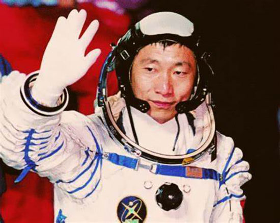 杨利伟在太空听到神秘“敲门声”，17年后谜底揭开，竟是外星人来敲门？