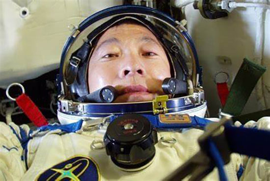 杨利伟在太空听到神秘“敲门声”，17年后谜底揭开，竟是外星人来敲门？