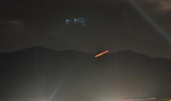 2023年美国佛州目击UFO事件5585起，超大棺材形UFO极速飞过天空