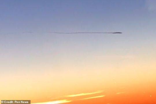 UFO？客机乘客意外拍下不明飞行物 外形似“蝌蚪”