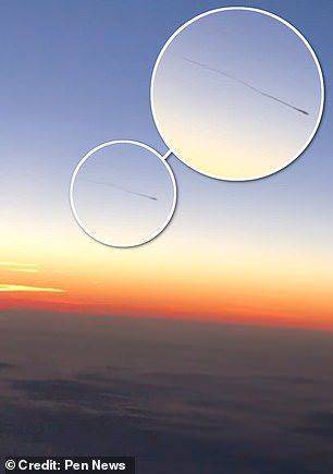 UFO？客机乘客意外拍下不明飞行物 外形似“蝌蚪”