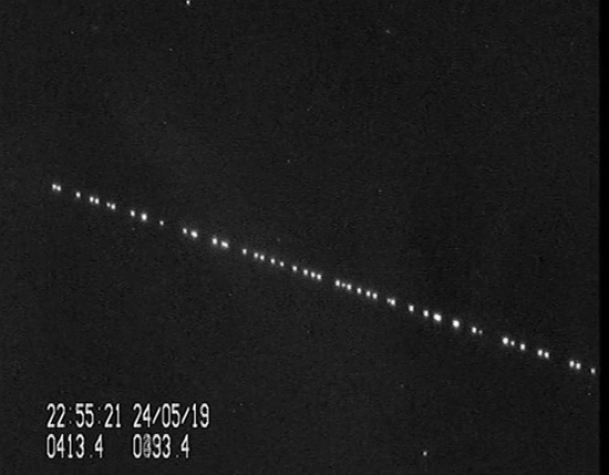 又发现UFO？这次是SpaceX最新的StarLink卫星