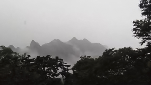 河南洛阳发现不明UFO拍摄者于2019年8月21日12时12分拍下UFO图片