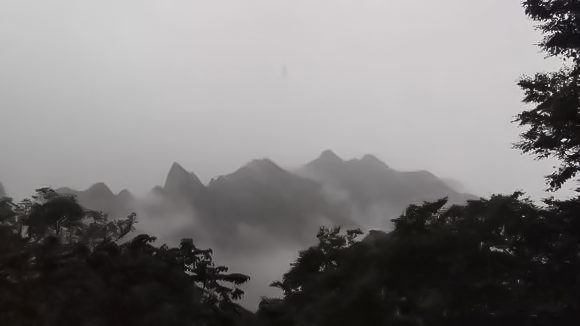 河南洛阳发现不明UFO拍摄者于2019年8月21日12时12分拍下UFO图片