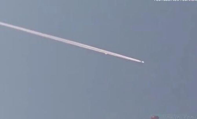 不明飞行物超美国战机 拍摄者目瞪口呆