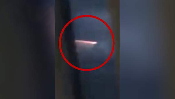 跟着飞机的UFO？乘客醒来在窗外拍到神秘火光