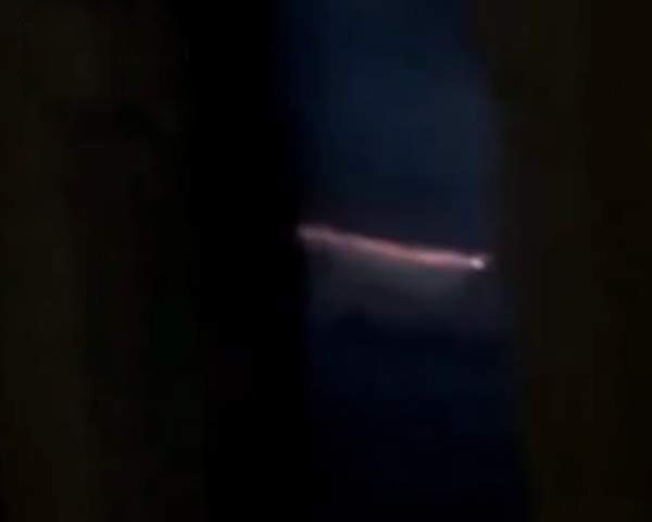 跟着飞机的UFO？乘客醒来在窗外拍到神秘火光