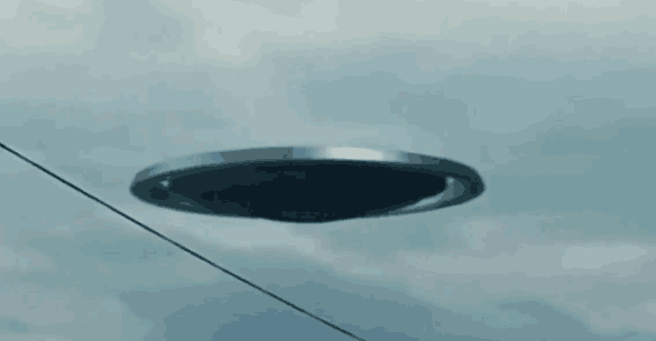 乘坐UFO飞船的外星人是小矮人？男子空中拍下离奇一幕