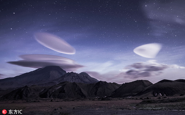 俄摄影师拍荚状云外形似UFO