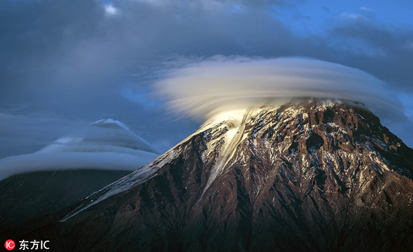 俄摄影师拍荚状云外形似UFO