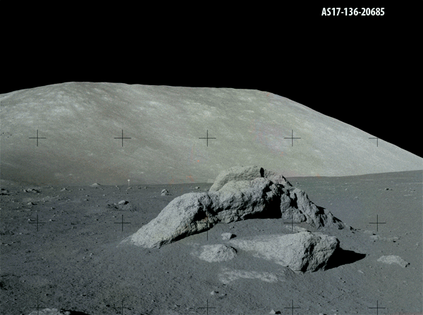 霍金再次警告人类阻止登月计划，如果能在未来两百年里避开灾难的侵袭,人类应该就安全了！