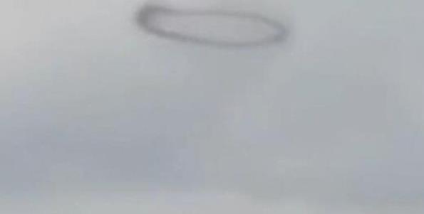 俄罗斯上空现神秘黑圈久久不散 网友：UFO的尾气？