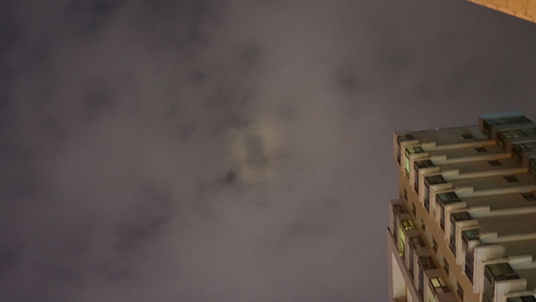 济南上空现“神秘”光束 宛若UFO光临地球