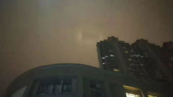 济南上空现“神秘”光束 宛若UFO光临地球