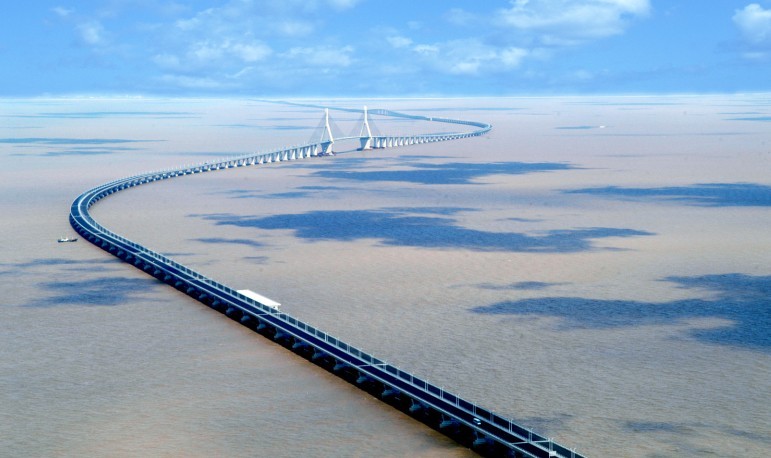 ​桥是怎么建在深海里的？