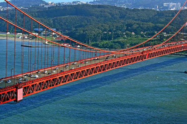 ​桥是怎么建在深海里的？