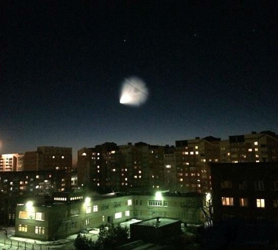 媒体报道俄罗斯UFO，其可能是巨型UFO通过虫洞来到地球