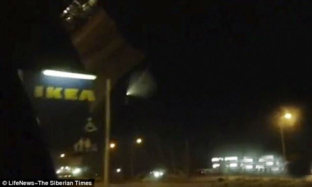 媒体报道俄罗斯UFO，其可能是巨型UFO通过虫洞来到地球